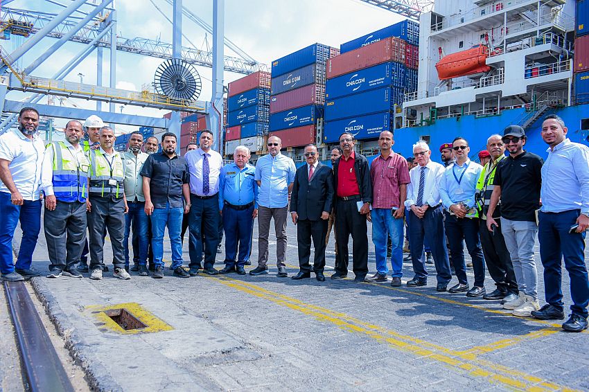 الحكومة تعلن جاهزية موانئ عدن وحضرموت لاستقبال الإمداد وتأمينها إلى المناطق الخاضعة للحوثي