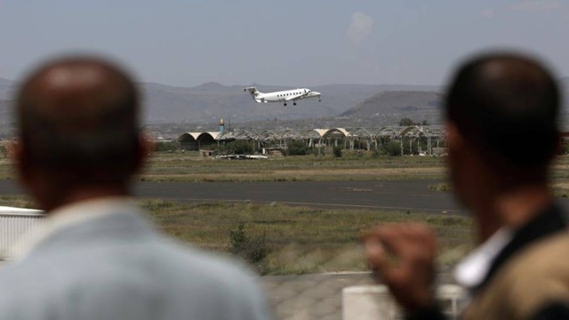 الحوثيون ينقلون مقاتلين أجانب عبر مطار صنعاء الدولي وسط قيود على اليمنيين