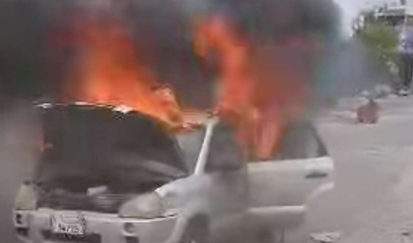 مقاول رفضوا تسليم مستحقاته... فأحرق سيارته أمام الوزارة في عدن