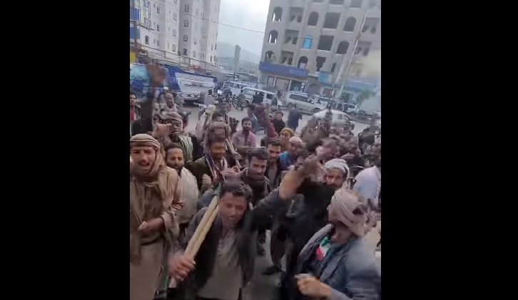 مظاهرة حاشدة وسط اليمن تطالب بإعادة فتح مطعم أغلق بسبب إطعامه المساكين مجانا - [فيديو]