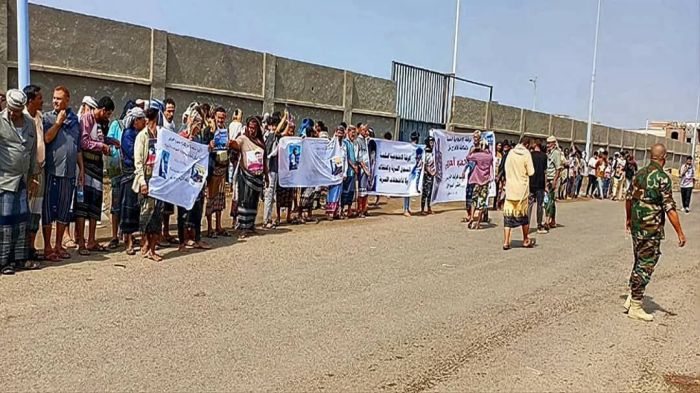 وقفة احتجاجية قبلية في عدن تطالب بالإفراج عن ضابط محتجز رغم صدور أحكام قضائية