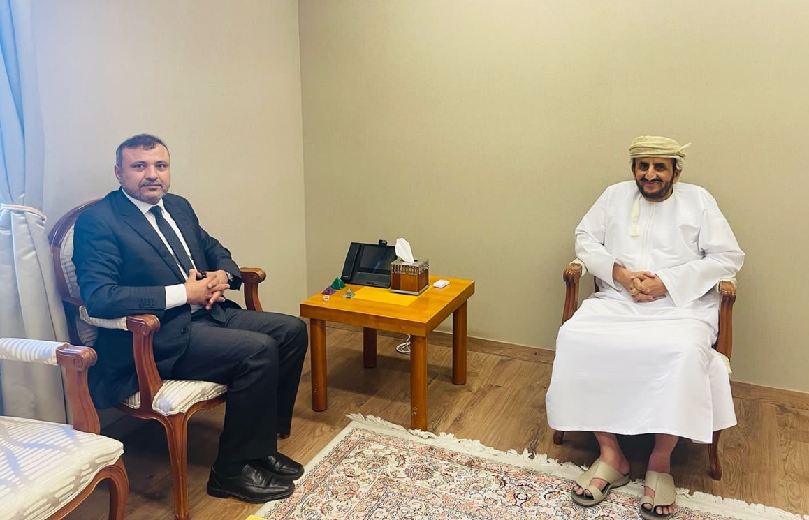 بن شطيف يبحث مع مسؤول عماني التطورات اليمن