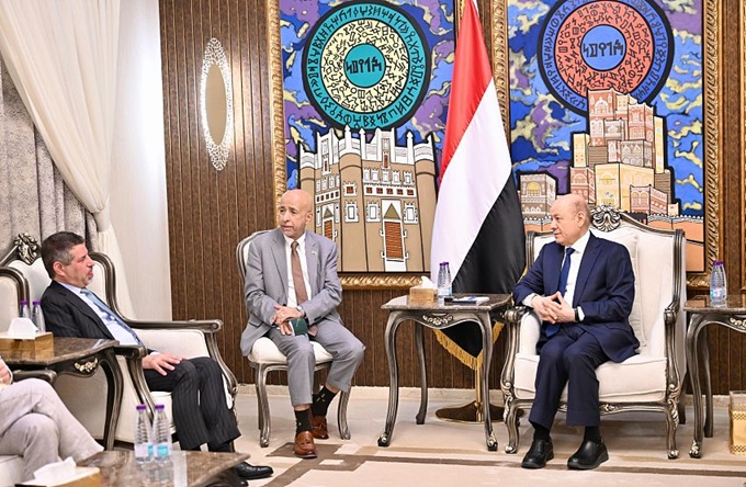 الرئيس العليمي لـ سفير أمريكا: شراكة استراتيجية إقليمية ودولية مع الحكومة لتأمين الممرات المائية حاجة ملحة
