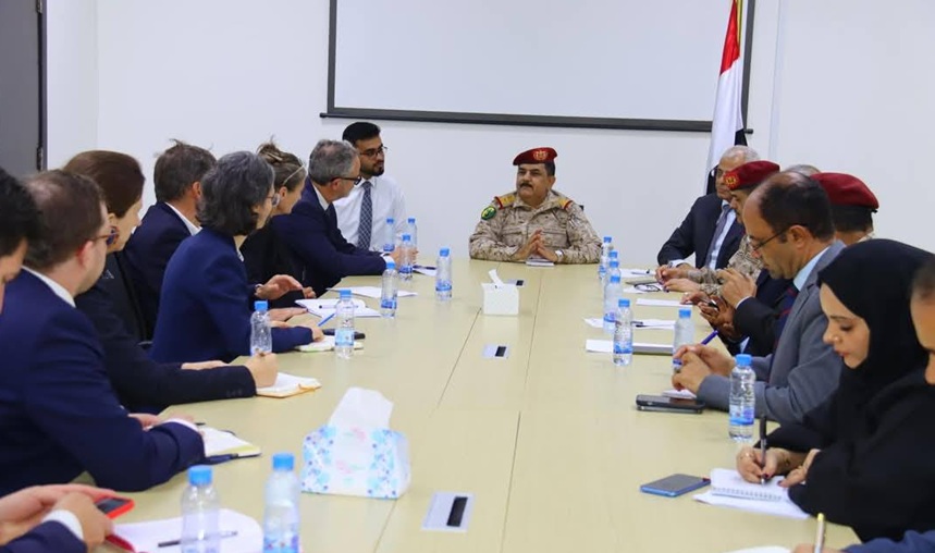 وزير الدفاع لـ سفراء الاتحاد الأوروبي: تعزيز قدرات القوات المسلحة اليمنية الخيار الضامن لتأمين الملاحة البحرية واستعادة الدولة وانهاء خطر الحوثي 