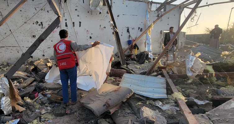 الصليب الأحمر يندد بهجوم دموي على مركز احتجاز في صعدة: غير معقول ومأساة تتكرر في اليمن