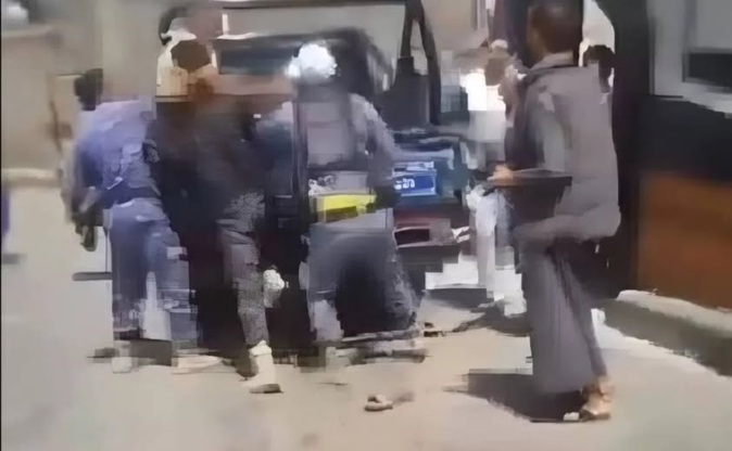 عناصر حوثية تعتدي على عامل يمني في إب لدفاعه عن مواطن رفض دفع جبايات غير قانونية - [فيديو]