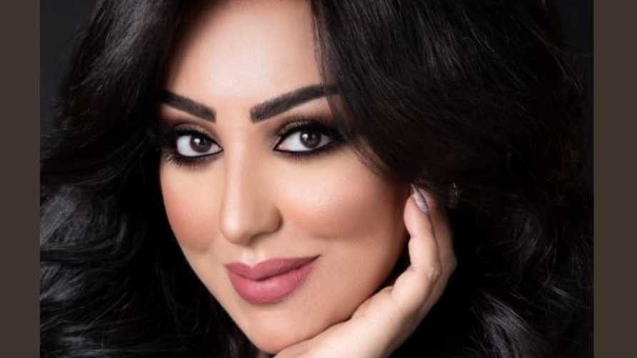 فنانة يمنية تثير الجدل بعد ظهورها من غرفة الإفاقة عقب عملية قص الجفون