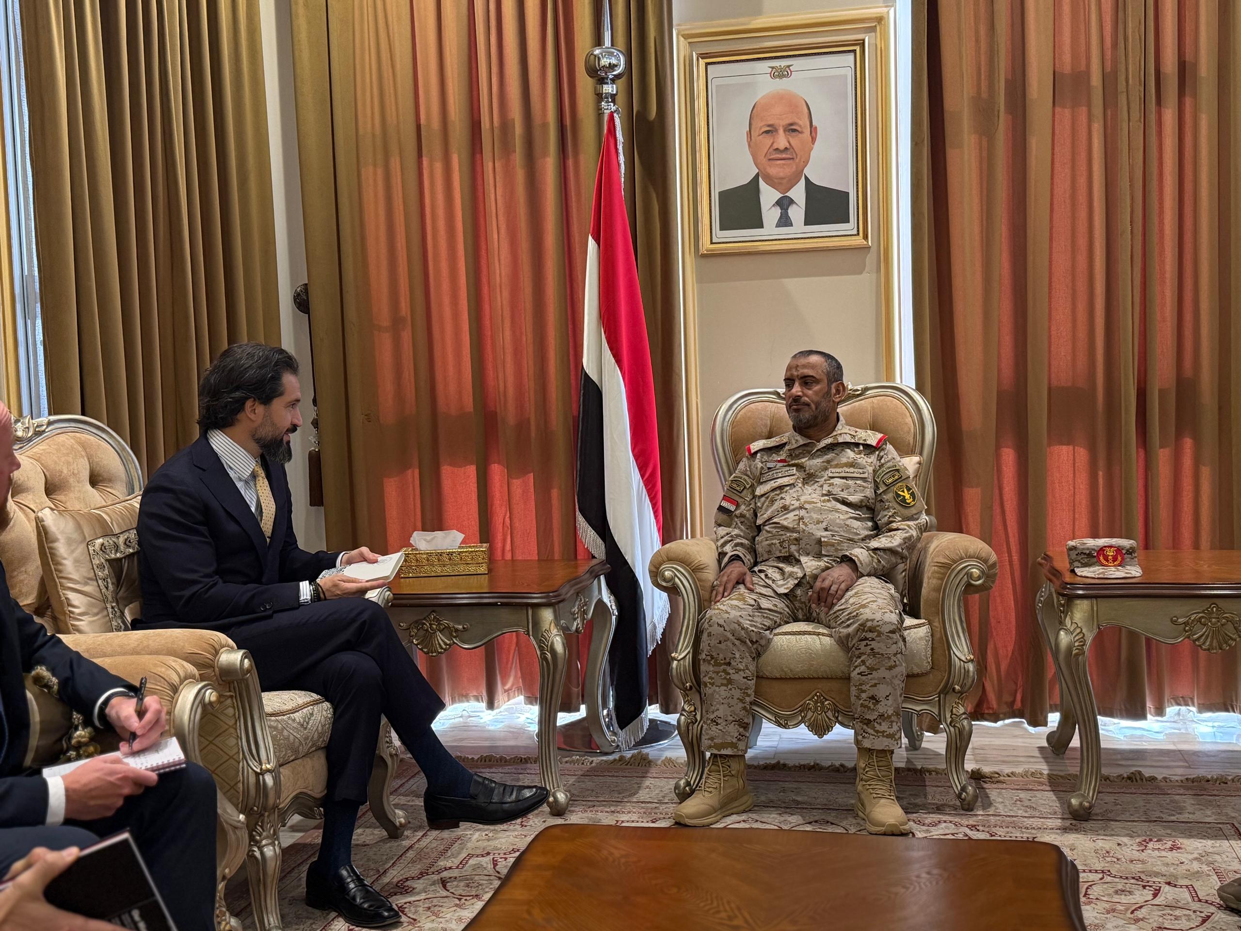 بن عزيز لـ دبلوماسي امريكي: لا سلام ولا استقرار في اليمن دون استعادة الدولة ووقف التدخلات الإيرانية