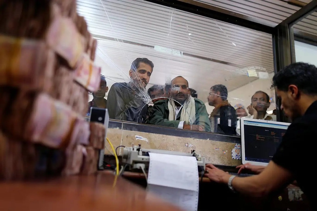 دراسة حديثة تكشف مأساة: أكثر من مليون موظف حكومي يمني محرومين من رواتبهم لعقد كامل