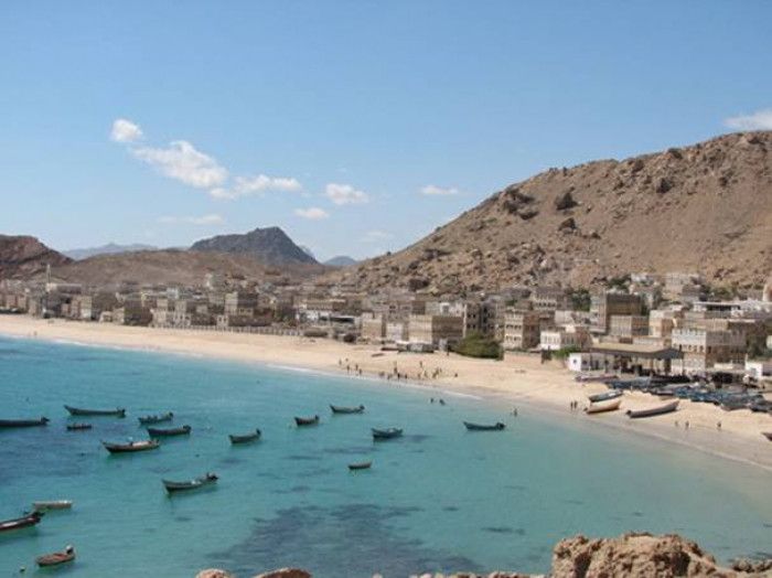 مليشيا الحوثي تحاصر جزيرة كمران بالحديدة وتختطف العشرات بعد الضربات الأمريكية