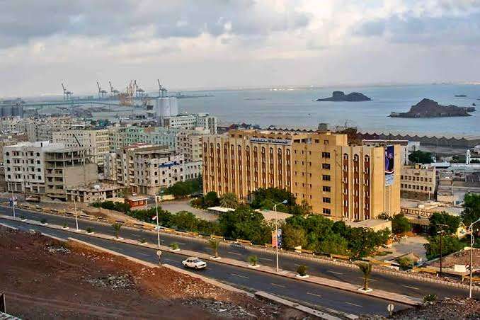 عدن تغرق في الظلام مجددًا... انهيار كامل للكهرباء وسط أزمة وقود خانقة
