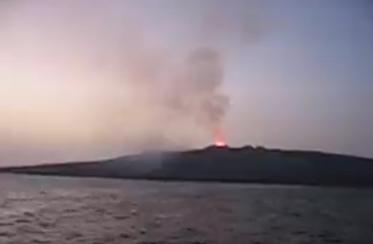 تصاعدت الحمم البركانية.. مخاوفُ من انفجار بُركانيين بسواحل اليمن بسبب الهزات لاخيرة (تفاصيل)
